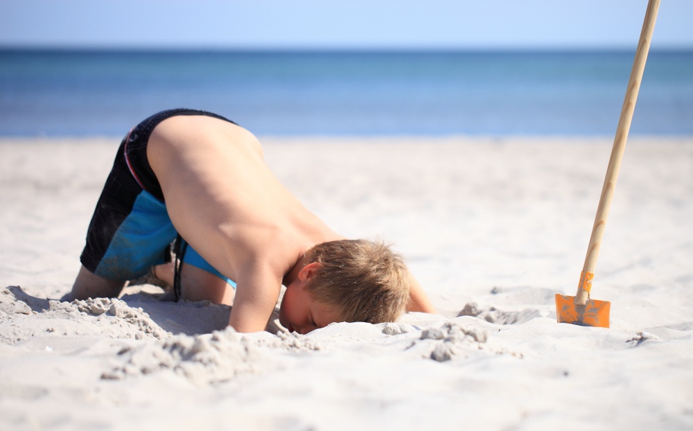 Ostseestrand Rügen, Baden, Sonne und Wellen Junge spielt am Strand im Ostseebad Baabe auf Rügen